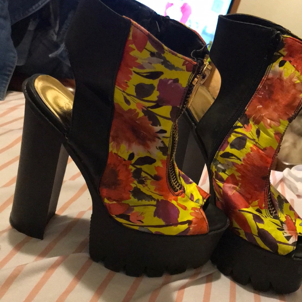Flowery yellow pumps